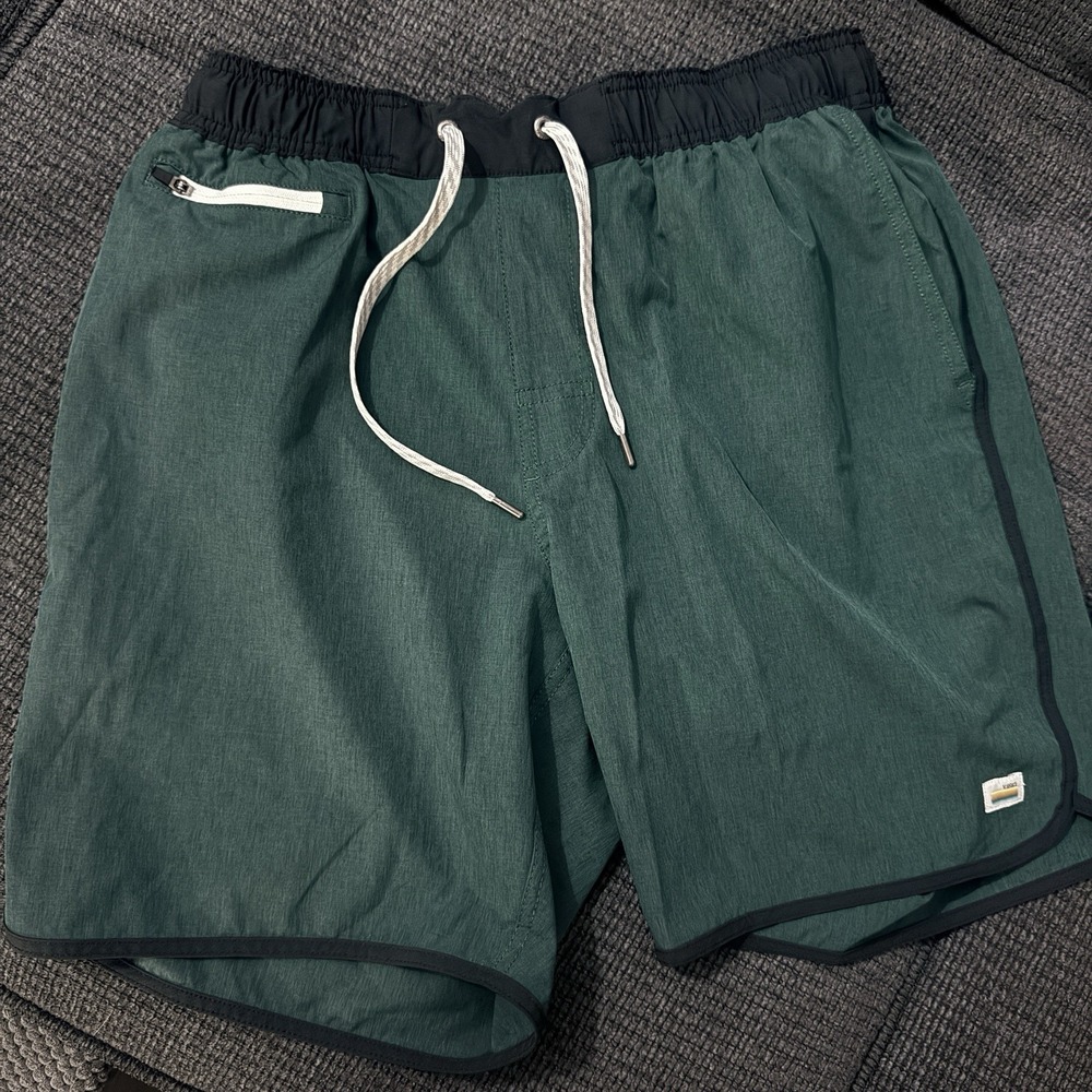 Vuori Banks Dark Green/Black Shorts 7" Unlined Medium